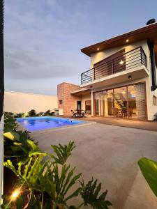 a house with a swimming pool in front of it at Casa Vista Serrana in São Pedro