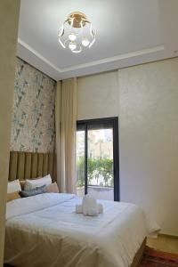 Postel nebo postele na pokoji v ubytování Cozy Modern Studio Near Zenâta Beach