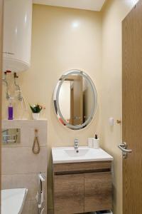 Koupelna v ubytování Cozy Modern Studio Near Zenâta Beach