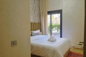 Postel nebo postele na pokoji v ubytování Cozy Modern Studio Near Zenâta Beach + 35 fotografií