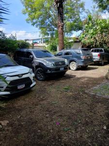 a group of cars parked in a parking lot at Jardín de Los Sueños Quinta San Felipe in Cataltzul