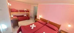 Postel nebo postele na pokoji v ubytování Casa Floriani Fiavè-Comano Terme pink