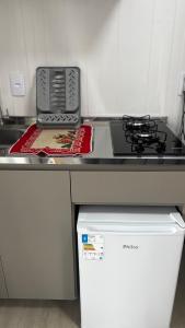 eine Küchentheke mit einem Herd und einem Kochfeld in der Unterkunft Premium Black 2 in Canela + 4 Fotos