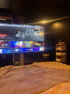 Μια τηλεόραση ή/και κέντρο ψυχαγωγίας στο L'écrin Secret Suite & NETFLIX Aubagne-Cassis-Marseille