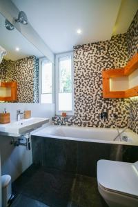 ein Badezimmer mit Badewanne, Waschbecken und Toilette in der Unterkunft HARLEY FAMILY APARTAMENT in Muszyna