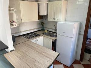 une cuisine avec un réfrigérateur blanc et un évier dans l'établissement Zahara Lovers, à Zahara de la Sierra 11 autres photos