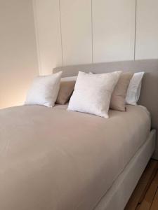 Postel nebo postele na pokoji v ubytování Elegant 1BR Retreat in the Heart of Cambridge