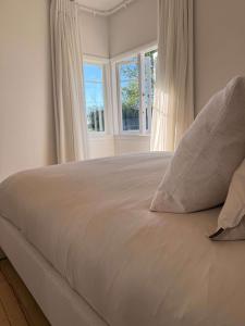 Postel nebo postele na pokoji v ubytování Elegant 1BR Retreat in the Heart of Cambridge + 5 fotografií