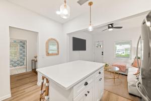 eine Küche mit einer weißen Arbeitsplatte in einem Zimmer in der Unterkunft Casa Madeore Luxury Bungalow in St. Augustine
