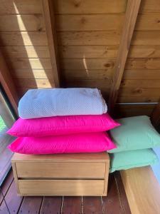 Un grupo de cuatro almohadas colocadas encima de una cama. en Glamping Entre Mangos, en La Mesa