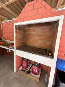 una pared de ladrillosedificialificialificialificialificialificialificialificialificialificialificialificialificialificialificialificial en Villa Montana, en Orsara Bormida