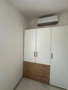 Habitación con armarios blancos y techo. en Villa Montana, en Orsara Bormida