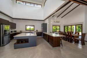 Η κουζίνα ή μικρή κουζίνα στο Hacienda Pinilla Vacation Rentals