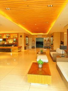 un salon avec un canapé et une table basse dans l'établissement Tagaytay Sea of Clouds Staycation, à Tagaytay 17 autres photos