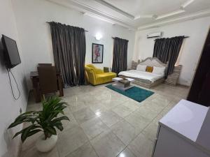 TV a/nebo společenská místnost v ubytování Grandeals Place hotel