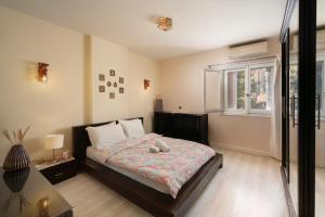 a bedroom with a bed and a window at The White Coconut Stay in Cairo