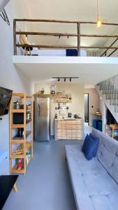 Kuchyň nebo kuchyňský kout v ubytování LOFT Mar 101 - Com Piscina Privativa a Poucos Passos de Vilas Gastronômicas Polo de Artesanato e Associação Peixe-boi