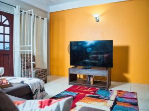 Una televisión o centro de entretenimiento en Serenity Haven