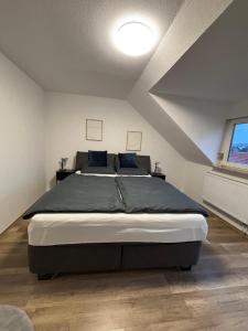 a bedroom with a large bed in a attic at Wohnung in Würzburg Rimpar I Netflix & TV I Kaffee I Tee I Brettspiele in Rimpar