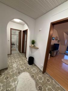 a hallway with an archway and a living room at Wohnung in Würzburg Rimpar I Netflix & TV I Kaffee I Tee I Brettspiele in Rimpar