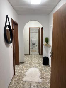 a hallway with a bathroom with a toilet and a rug at Wohnung in Würzburg Rimpar I Netflix & TV I Kaffee I Tee I Brettspiele in Rimpar