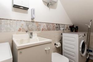 Un baño con lavabo y lavadora. en L'Angolo della Torre, en Bevagna 25 fotos más