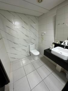 ein Badezimmer mit Toilette und Waschbecken in der Unterkunft Beira Mar Boa Viagem Beach Class Executive in Recife