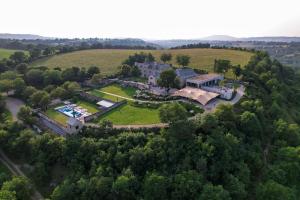 Luftaufnahme eines Hauses auf einem Hügel in der Unterkunft Les Terrasses de MAJORAC - La Grange in Bozouls