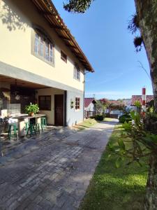 Pousada do Betão في غواردا دو إمباو: ساحة منزل مع طاولة وكراسي +130 صورة