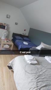 - une chambre avec un lit et un lit dans l'établissement Chambre Magnolias, à Saint-Sauveur-dʼÉmalleville