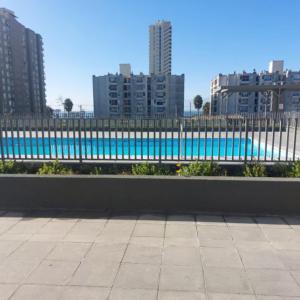 ein großes Schwimmbad in einer Stadt mit hohen Gebäuden in der Unterkunft alojamiento en coquimbo in Coquimbo