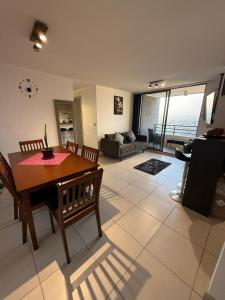 ein Wohnzimmer mit Tisch und Couch in der Unterkunft alojamiento en coquimbo in Coquimbo + 10 Fotos