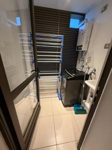 Blick auf ein Bad mit einem Waschbecken und einem Fenster in der Unterkunft alojamiento en coquimbo in Coquimbo