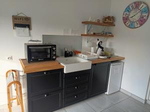 Kuchyň nebo kuchyňský kout v ubytování chambre d'hôte Léonie