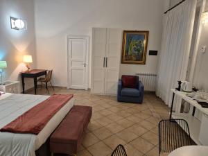 ein Hotelzimmer mit einem Bett und einem Stuhl in der Unterkunft CENTRO STORICO HOME with terrace in Catania