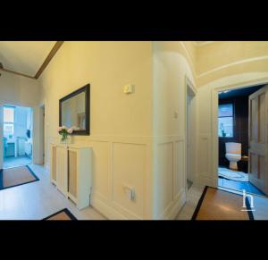 TV a/nebo společenská místnost v ubytování Boutique home by the beach