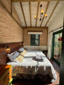 Una cama o camas en una habitación de Zen Chale Beautiful view Sfx with trailRiver