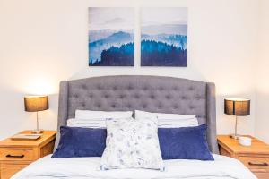 Postel nebo postele na pokoji v ubytování Relaxing Spa Getaway, Sauna, Hot Tub & Heated Pool + 48 fotografií