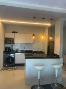 Η κουζίνα ή μικρή κουζίνα στο Casa nos fundos dois quartos em Itajai