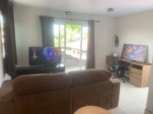 Μια τηλεόραση ή/και κέντρο ψυχαγωγίας στο Casa nos fundos dois quartos em Itajai