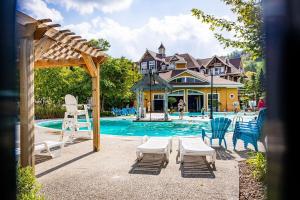 Bazén v ubytování Relaxing Spa Getaway, Sauna, Hot Tub & Heated Pool nebo v jeho okolí