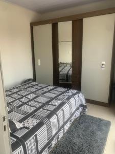 Ένα ή περισσότερα κρεβάτια σε δωμάτιο στο Casa nos fundos dois quartos em Itajai