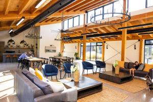 Posezení v ubytování Relaxing Spa Getaway, Sauna, Hot Tub & Heated Pool