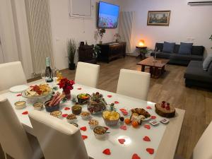 - une table avec de la nourriture dans le salon dans l'établissement Villa Alexander Suite esclusiva di 100 m con vasca idromassaggio, à Trarivi