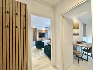 una habitación con sala y comedor en Aurora Premium Cosmopolis, en Tunarii 4 fotos más