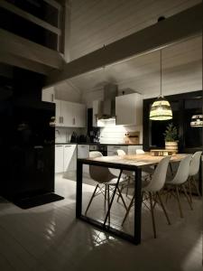 una sala da pranzo con tavolo e sedie in cucina di Villa Laiskajaakko a Vimpeli