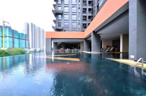 Bazén v ubytování VSummer Loft Suites by RR JBcity nebo v jeho okolí