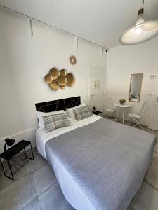 une chambre avec un grand lit dans une pièce dans l'établissement Affittacamere LA CASA DI GIADA a 5 minuti dal centro di Imola - parcheggio privato interno per furgoni e auto, à Imola 103 autres photos