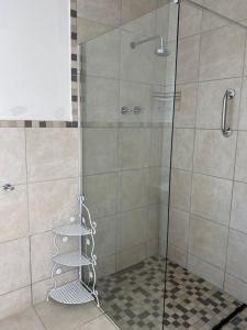 Ένα μπάνιο στο Through the Window