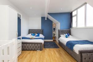 Ένα ή περισσότερα κρεβάτια σε δωμάτιο στο Cliffton House, Sleeps 5, Parking,Netflix, WiFi, Only 6 min to City